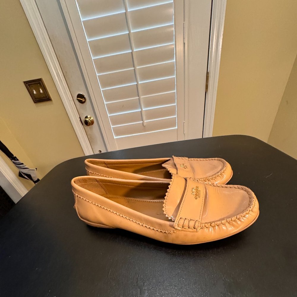 Coach Odette Solid tan Patent Leather Driver Loafer gold Logo Size 8.5 - Picture 6 of 12